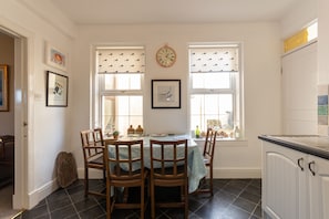 Holiday Home | In-room dining - Crail Farm House Perfect for TheCowShed (Anstruther)