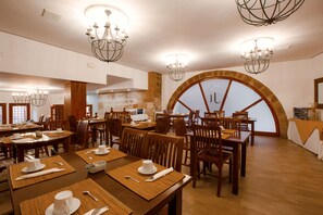 Daily buffet breakfast (EUR 10 per person) - Hotel Jaime I (Mora de Rubielos)