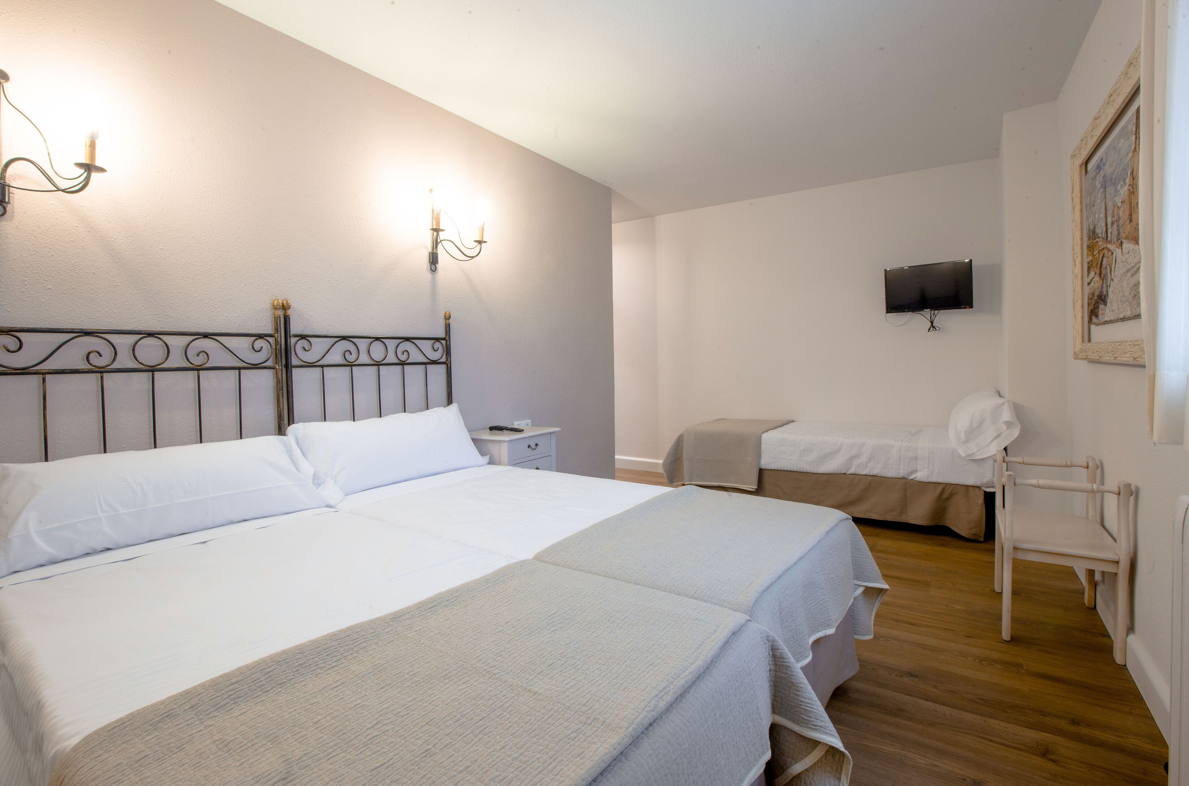 triple room | free wifi, bed sheets