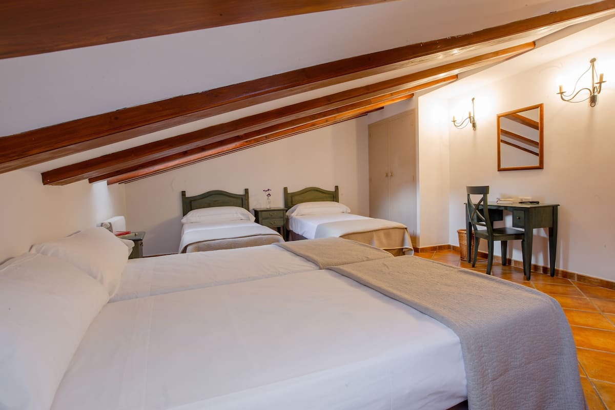 quadruple room | free wifi, bed sheets