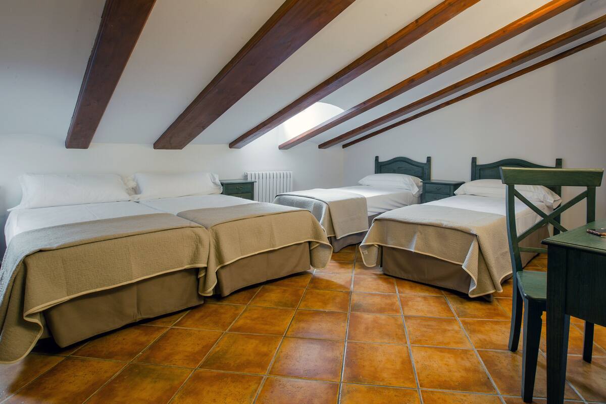 Quadruple Room | Free WiFi, bed sheets