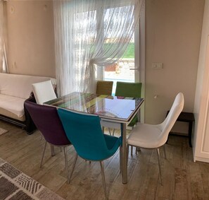 Vila | Makan di kamar