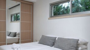 Apartemen Keluarga, 2 kamar tidur | Setrika/meja setrika, Wi-Fi gratis, dan seprai linen