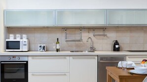 Apartemen Keluarga, 2 kamar tidur | Dapur pribadi | Mesin espresso, lemari es besar, microwave, dan oven
