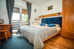 Double Room (Nr 5) | Cribs/infant beds, free WiFi, bed sheets