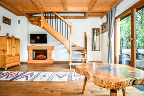 Cottage | Cribs/infant beds, free WiFi, bed sheets