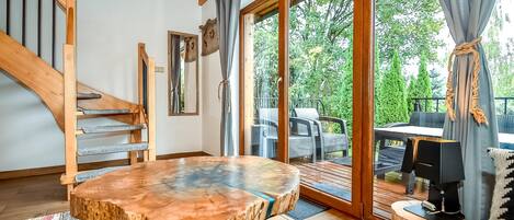 Cottage | Cribs/infant beds, free WiFi, bed sheets