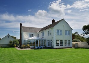 المنشأة من الخارج