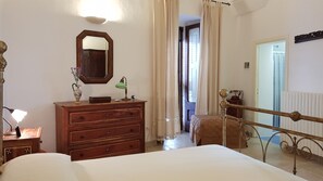 Cunas gratuitas, wifi gratis, ropa de cama