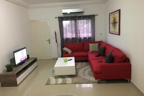 Economy appartement | Woonruimte | Een 40-inch flatscreentelevisie met satellietzenders en televisie