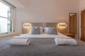 Penthouse, 3 Bedrooms | 3 bedrooms, iron/ironing board, free WiFi, bed sheets - Luxury Penthouse on The Scores (St. Andrews)