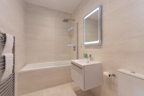 Penthouse, 3 Bedrooms | Bathroom | Combined shower/bathtub, hair dryer, towels - Luxury Penthouse on The Scores (St. Andrews)