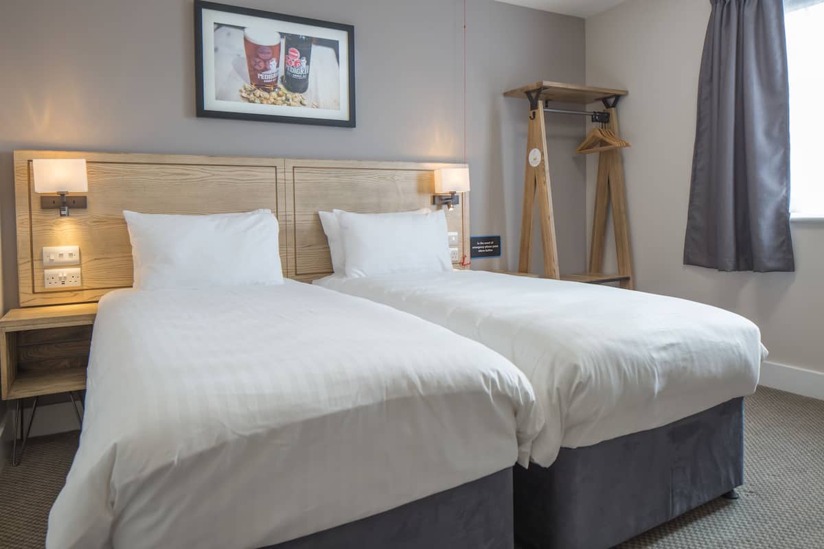 Double or Twin Room, Accessible | Meja, Wi-fi percuma, cadar katil, akses kerusi roda