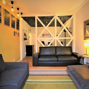 Lobby sitting area - We Love F Tourists: Hostel (Lisbon)