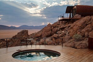 Outdoor pool - Desert Whisper (Solitaire)
