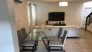 City Apartment | Makan dalam bilik