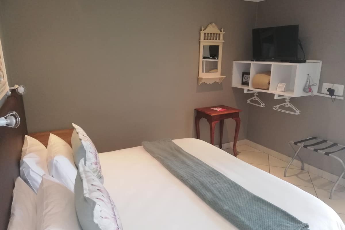 Basic Double Room, 1 King Bed, Non Smoking, Garden View