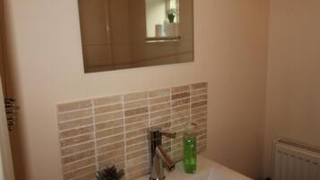 Shower, pancuran hujan, perlengkapan mandi gratis, dan handuk