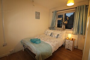 บ้านคอมฟอร์ท | โต๊ะทำงาน, Wi-Fi ฟรี, ผ้าปูที่นอน