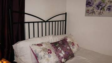 Meja kerja, Wi-Fi gratis, dan seprai linen