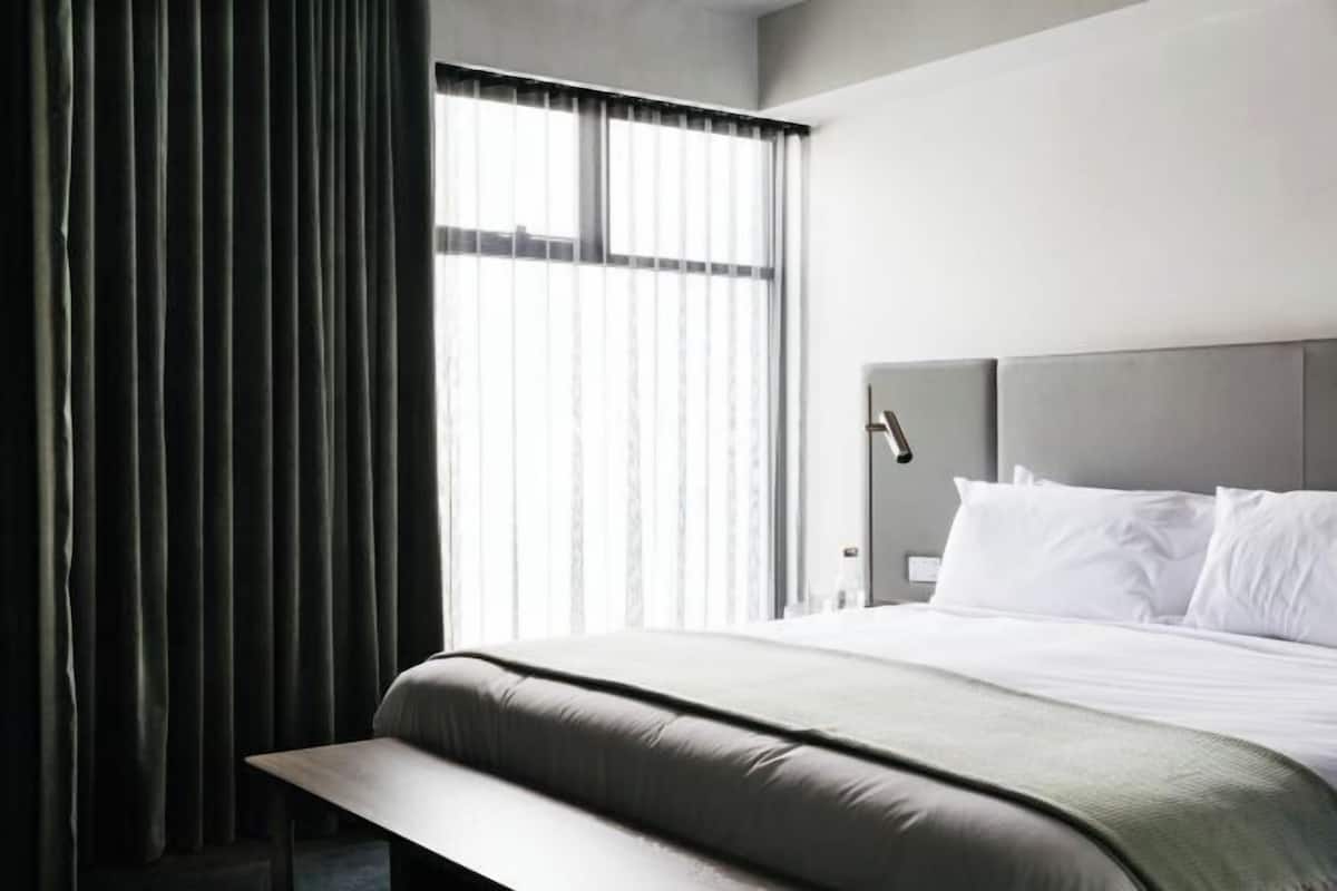 1 bedroom, Egyptian cotton sheets, premium bedding, pillowtop beds