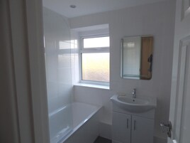 Comfort House, 4 Bedrooms | Bathroom | Free toiletries, towels, soap