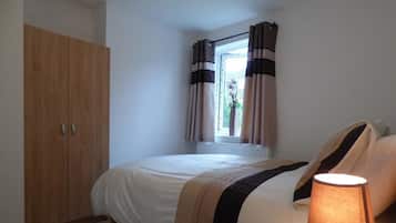Comfort House, 4 Bedrooms | Individually decorated, individually furnished, iron/ironing board