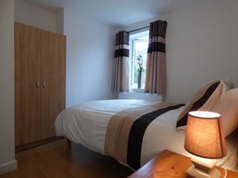 Comfort House, 4 Bedrooms | Individually decorated, individually furnished, iron/ironing board