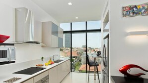 Private kitchen - Deluxe Loft 2BR White City by HolyGuest (Tel Aviv)