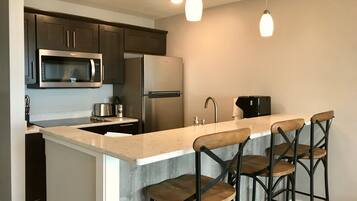 Refrigerador, microondas, lavavajillas y cafetera y tetera