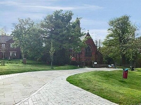 المنطقة المحيطة بالمنشأة