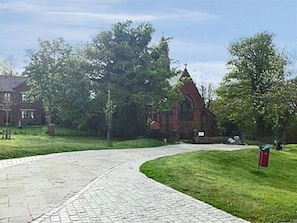 المنطقة المحيطة بالمنشأة