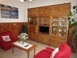 Fernseher, Kamin, Tischfußball, Bücher