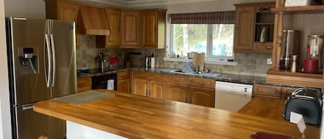 Microwave, coffee/tea maker, freezer