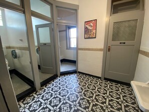 Een douche, gratis toiletartikelen, handdoeken