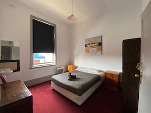 Eenvoudige tweepersoonskamer (Room 11- Double Room, Shared Bathroom) | Beddengoed