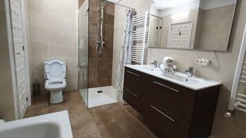 Badewanne, Handtücher, Seife, Toilettenpapier