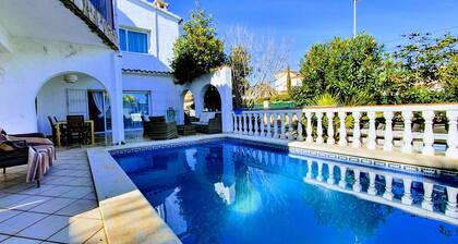 Magnificent villa with pool Empuriabrava