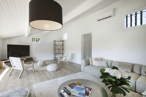 Televisio, DVD-soitin, pöytätennispöytä, työhuone