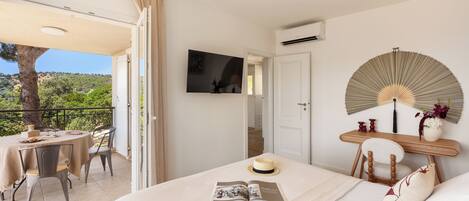 6 bedrooms, desk, soundproofing, iron/ironing board