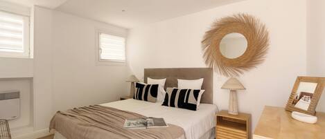6 bedrooms, desk, soundproofing, iron/ironing board
