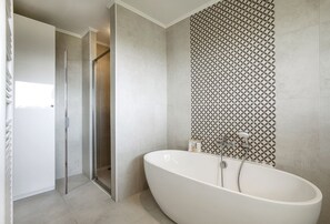 Ensemble baignoire-douche, séchoir à cheveux, peignoirs, bidet