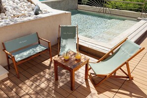A poolside area with two lounge chairs and a table, each with a towel and a glass of orange juice. - Villa TourterelleLuxurious villa with breathtaking sea views! (Roquebrune-sur-Argens)