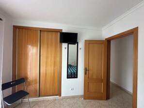 2 quartos, cofres nos quartos, ferros/tábuas de passar roupa, Wi-Fi