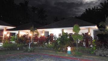 Framhlið gististaðar – að kvöld-/næturlagi