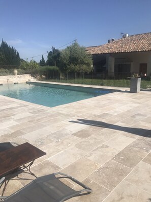 시즌별로 운영되는 야외 수영장