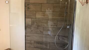 Double Room (L'Olivier) | Bathroom | Free toiletries, hair dryer, towels