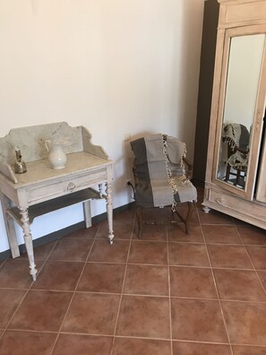 Double Room (L'Olivier) | In-room safe, individually decorated, individually furnished - Bastide Campagne Canal (Cucuron)