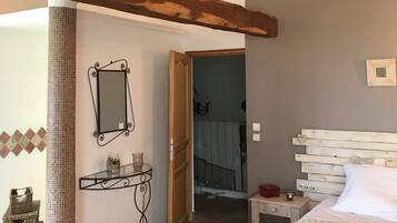 Suite (Sainte Victoire) | In-room safe, individually decorated, individually furnished