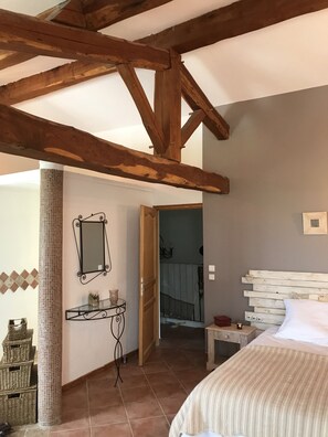 Suite (Sainte Victoire) | Brankas dan didekorasi berbeda-beda